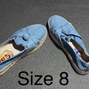 Size 8 denim blue shoe looking to be worn never been worn